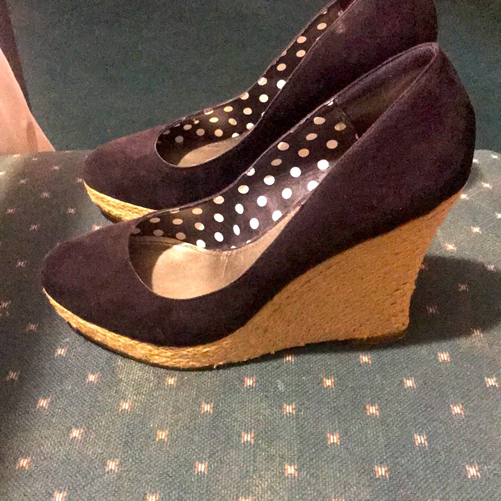 Black wedges